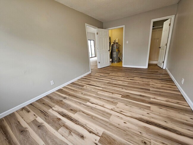 Foto del edificio - 112 Basswood Ct