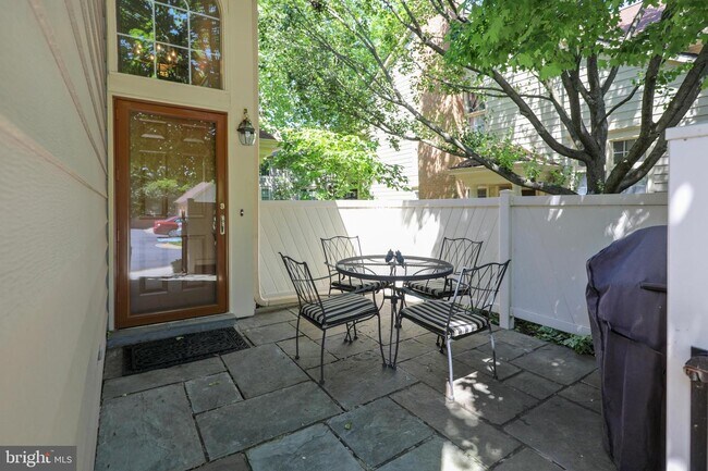 Photo - 5717 Balsam Grove Ct Apartments