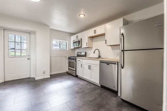 Building Photo - Available JULY 2026 - Spacious 3 Bedroom Home w/ Finished Attic Room, Steps from Grandview Park!