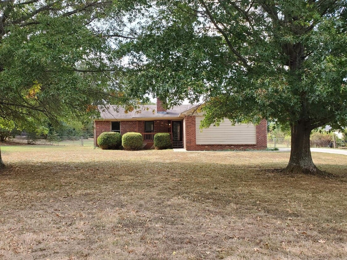 Foto principal - 3 Bedroom 2 Bath Home on almost 1 Acre Lot