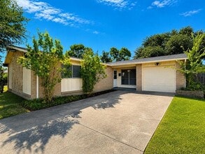 Building Photo - 907 Greenbriar Ln