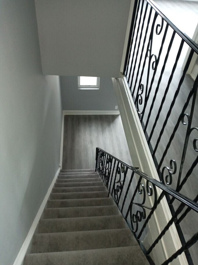 Building Photo - Large Newly Renovated 3Bd/1Ba Available in...