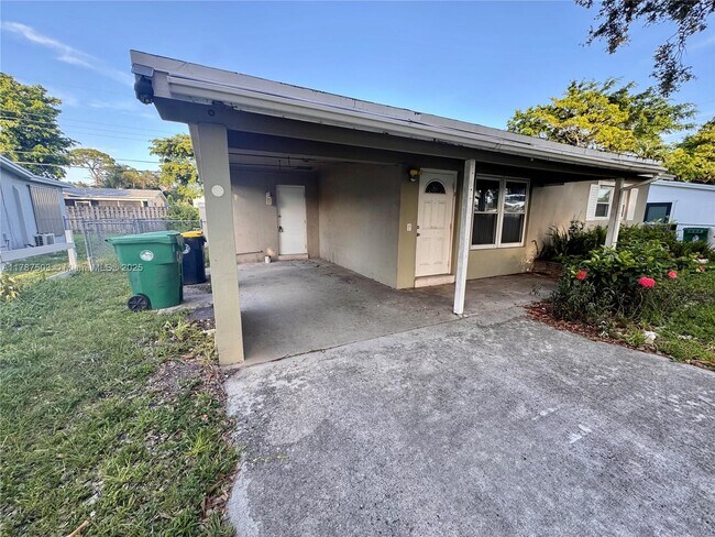 Foto del edificio - 4720 SW 25th Terrace