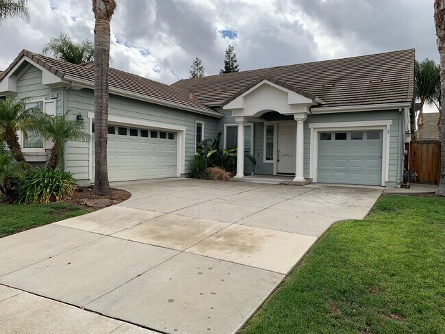 Building Photo - Beautiful Single Story Rose Garden Home / ...