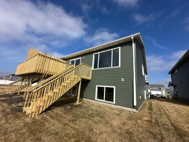 Foto del edificio - 4-Bedroom, 2-Bathroom Twin Home in South Fargo!