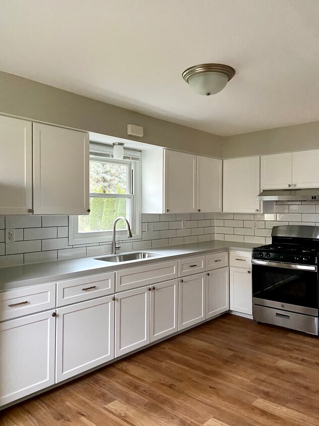 9128 W Allerton Ave, Greenfield, WI 53228 Townhome Rentals in