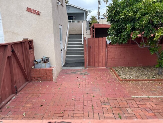 Building Photo - Pacific Beach / Large 1-Bedroom! Private P...