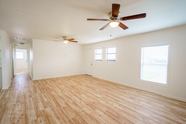 Building Photo - 5418 Laguna Dr