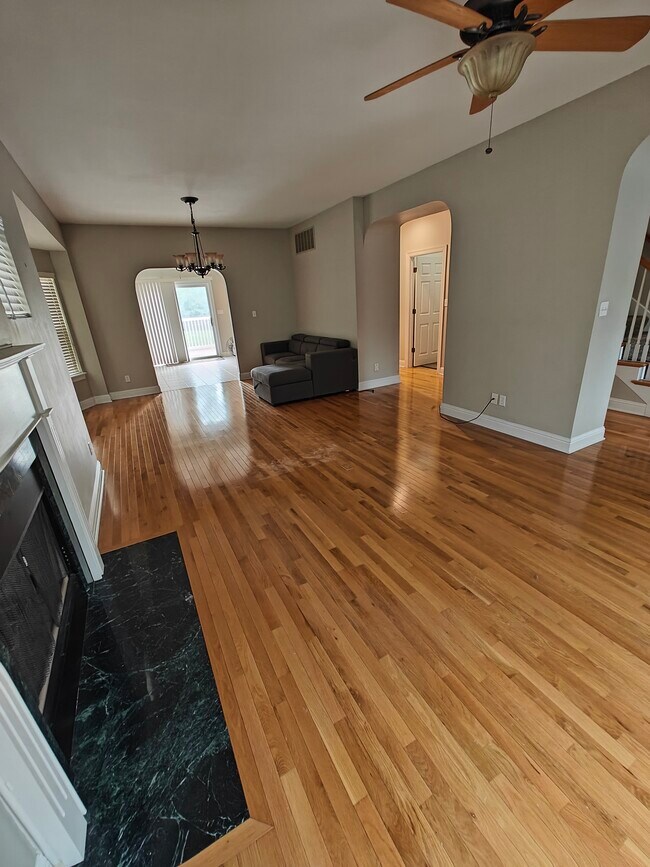Living Room - 5360 Delmar Blvd