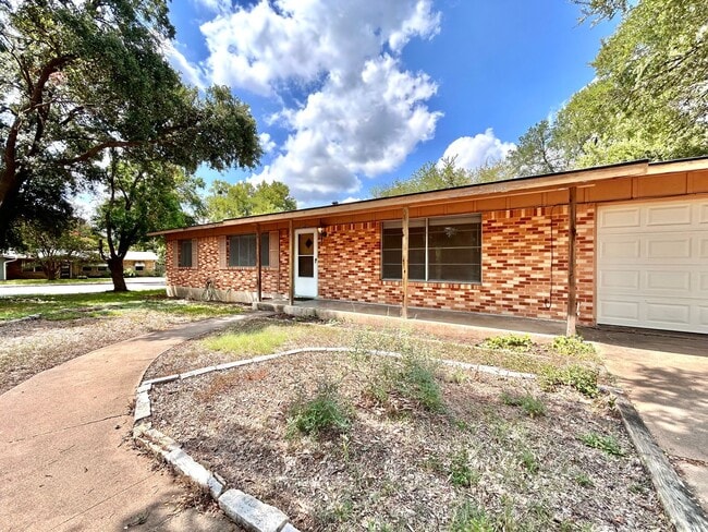 Building Photo - 3 Bed, 2 Bath Home – Fully Equipped & Move...