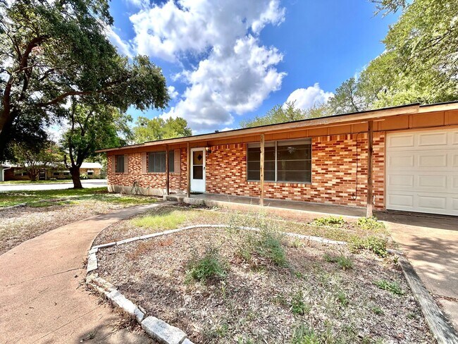 Foto del edificio - 3 Bed, 2 Bath Home – Fully Equipped & Move...