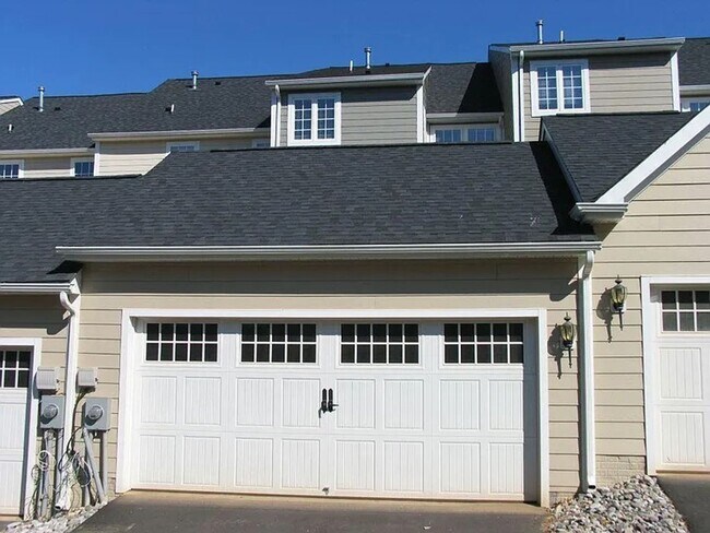 Foto del edificio - Beautiful townhome - 4BR, 2 full Ba + 2 1/...