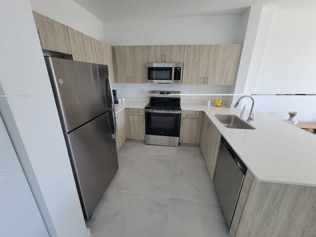 Building Photo - 935 SW 72nd Ave