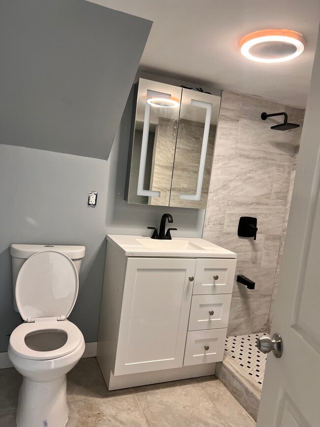 Building Photo - 219 Tecumseh Ave