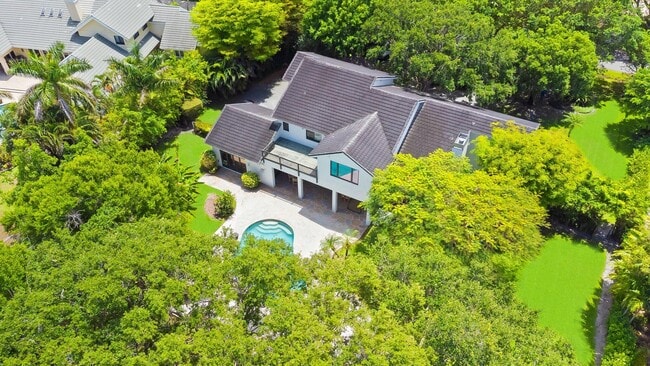 Building Photo - 18425 Long Lake Dr