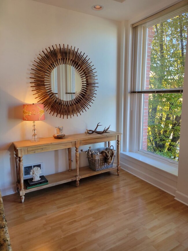 Foto del edificio - Downtown Port Townsend Condo  $200 Move In...