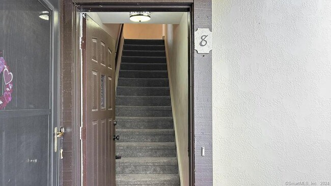 Foto del edificio - 8 Derby Ct