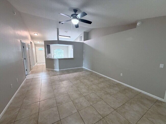 Foto del edificio - 4 Bedroom Home for Rent in Lakeland!