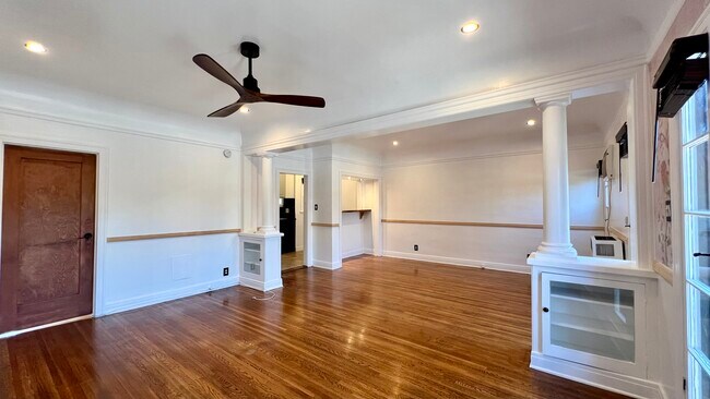 Foto del edificio - 7972 Willoughby Ave