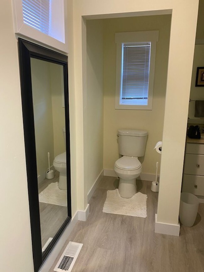 Foto del edificio - 2 Bedroom | 2 Bathroom Upstairs Duplex