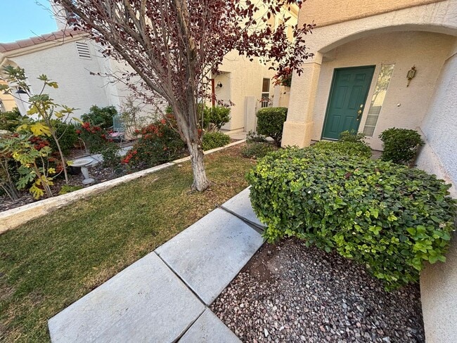 Building Photo - Gorgeous 3BED / 2.5 BATH home located in the gated community of Peccole Ranch!