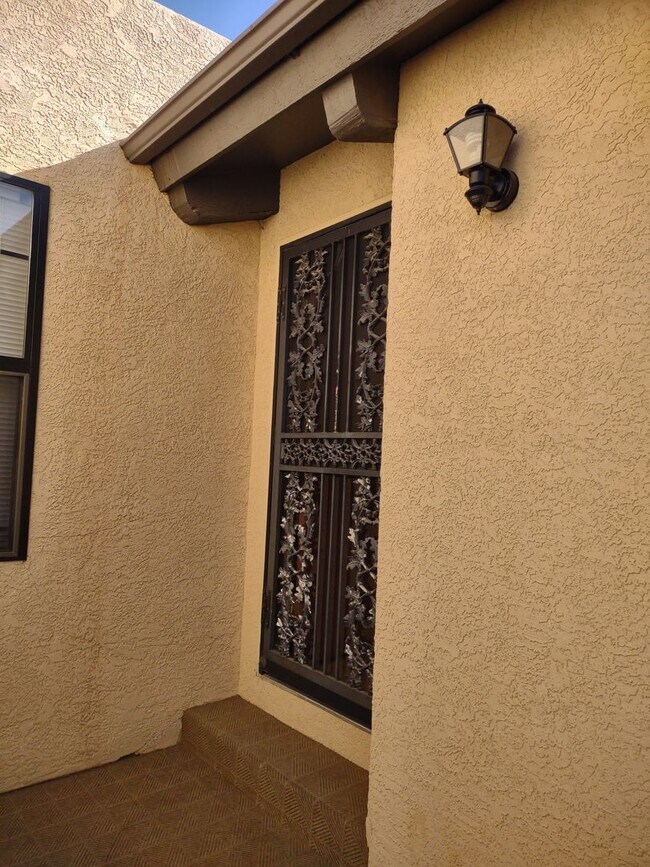 Foto del edificio - ALL PROSPECTIVE TENANTS MUST SUBMIT A ON L...