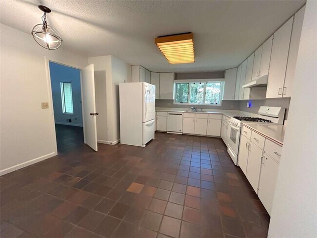 Building Photo - 6480 Burdett Dr NW