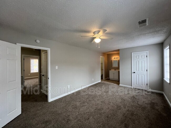 Foto del edificio - 3156 Tulip Poplar Dr