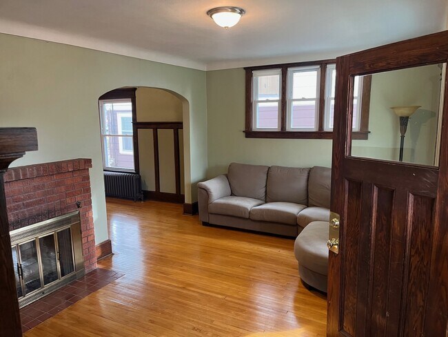 Foto del edificio - 608 N 16th Ave E