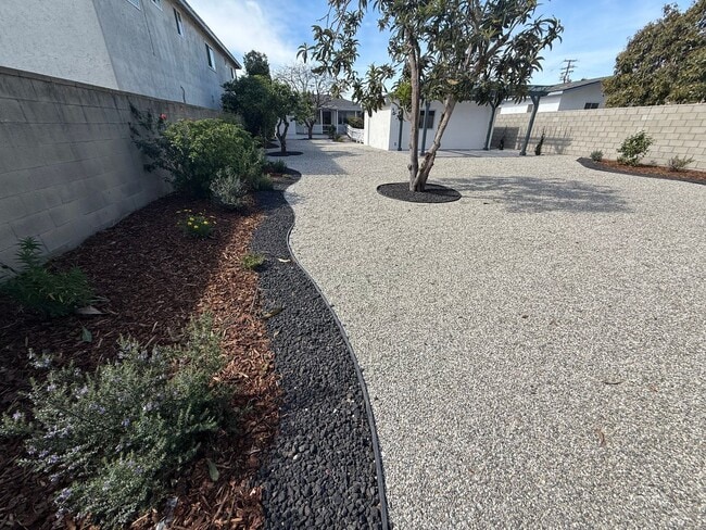 Building Photo - Home in Gardena