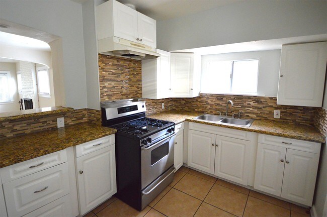 Foto del edificio - 1416 E 8th St