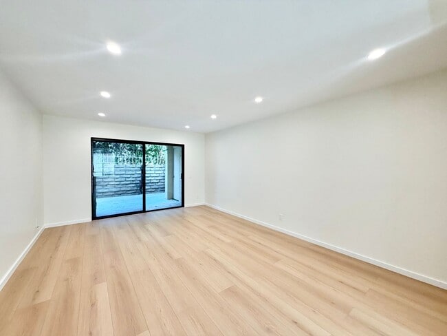 Building Photo - AVAILABLE NOW!! 1 Bedroom 1 Bathroom Condo in Palm Springs!