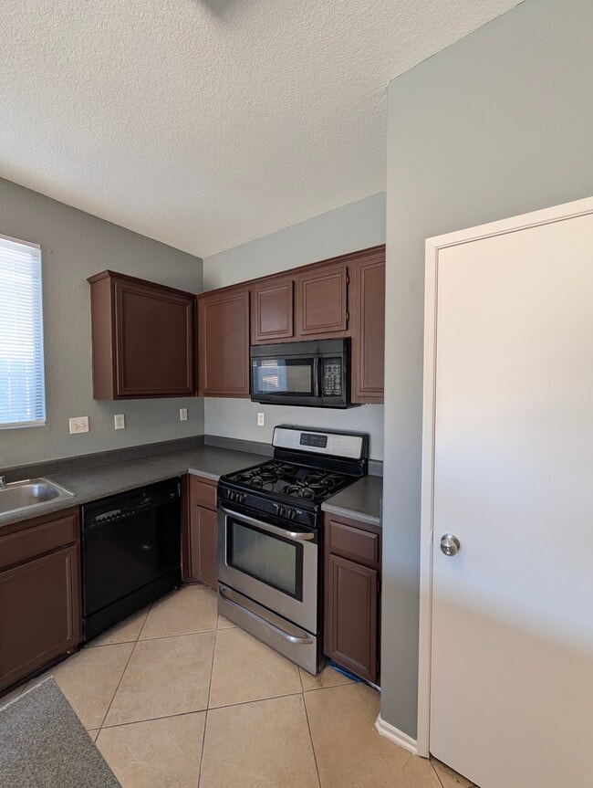 Foto del edificio - 43592 Yukon Ct