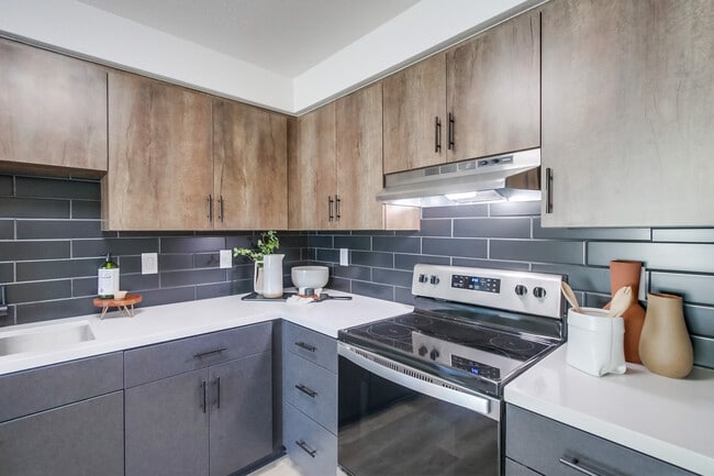 Le Jaime- Newly Renovated Living in the Heart of Clairemont - Le Jaime- Newly Renovated Living in the Heart of Clairemont Apartments