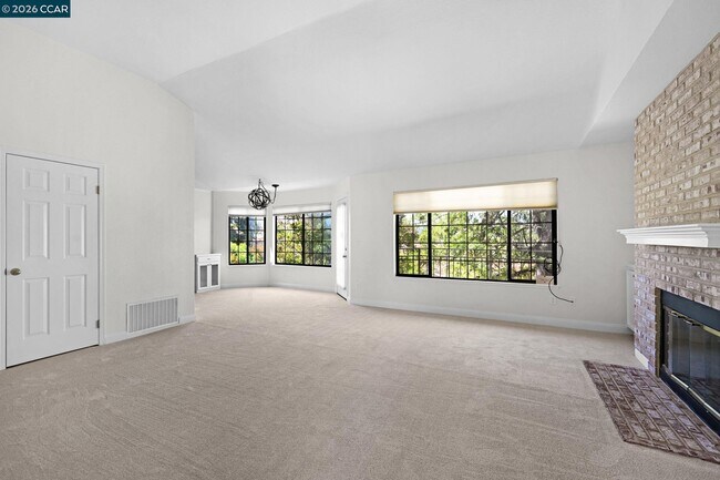 Foto del edificio - 5012 Lakeview Dr
