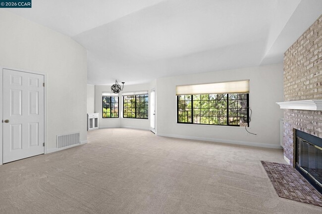 Building Photo - 5012 Lakeview Dr