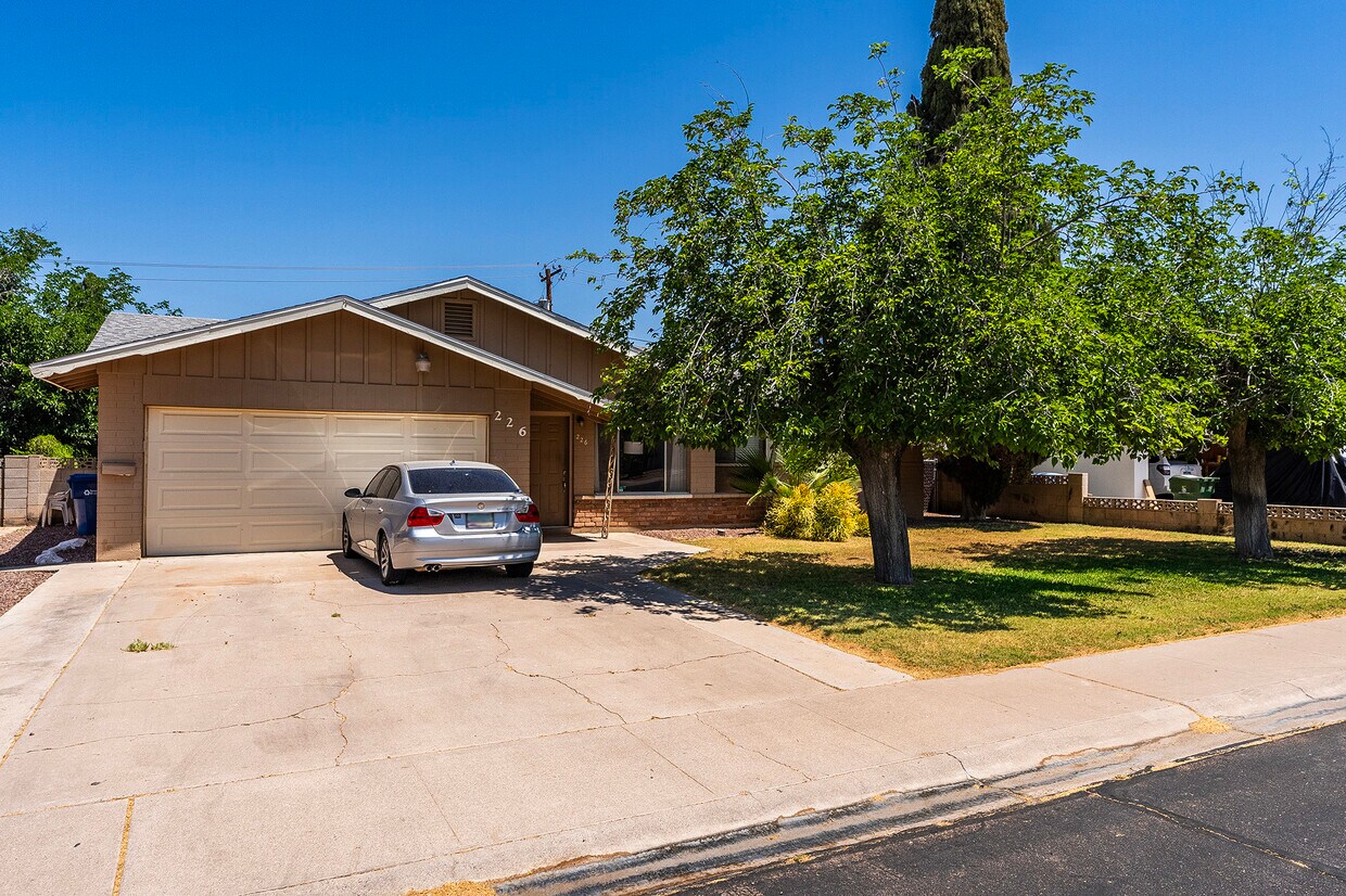 Primary Photo - 226 E Erie Dr