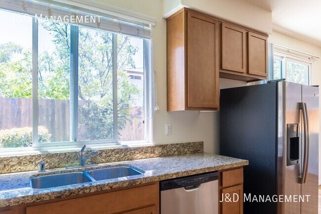 Building Photo - Spacious Townhome w/2 Car Garage in Gated ...