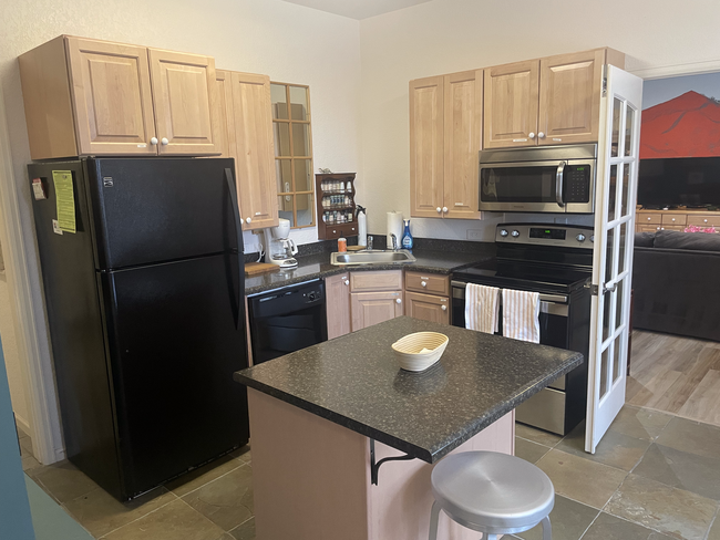 Full Kitchen: Fridge, DW, full size range & oven - 13385 W 67th Pl