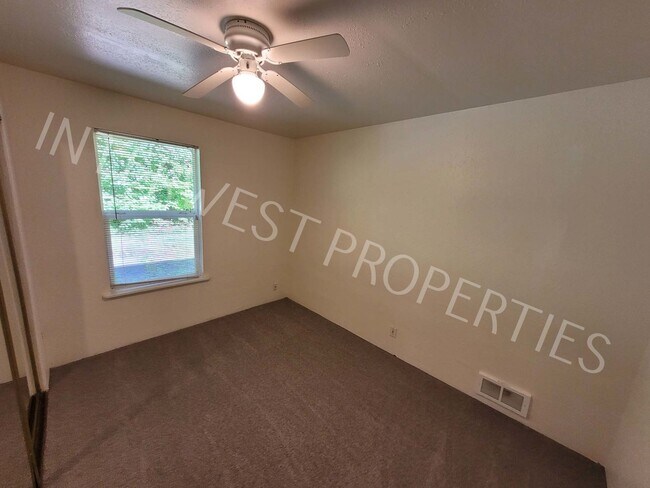 Foto del edificio - Cozy 3 bd House in Oregon City with Garage, Storage, & W/D Hookups!