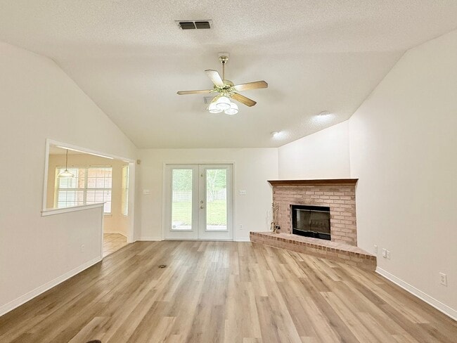 Building Photo - Spacious 4-Bedroom Home - Woodbine Springs