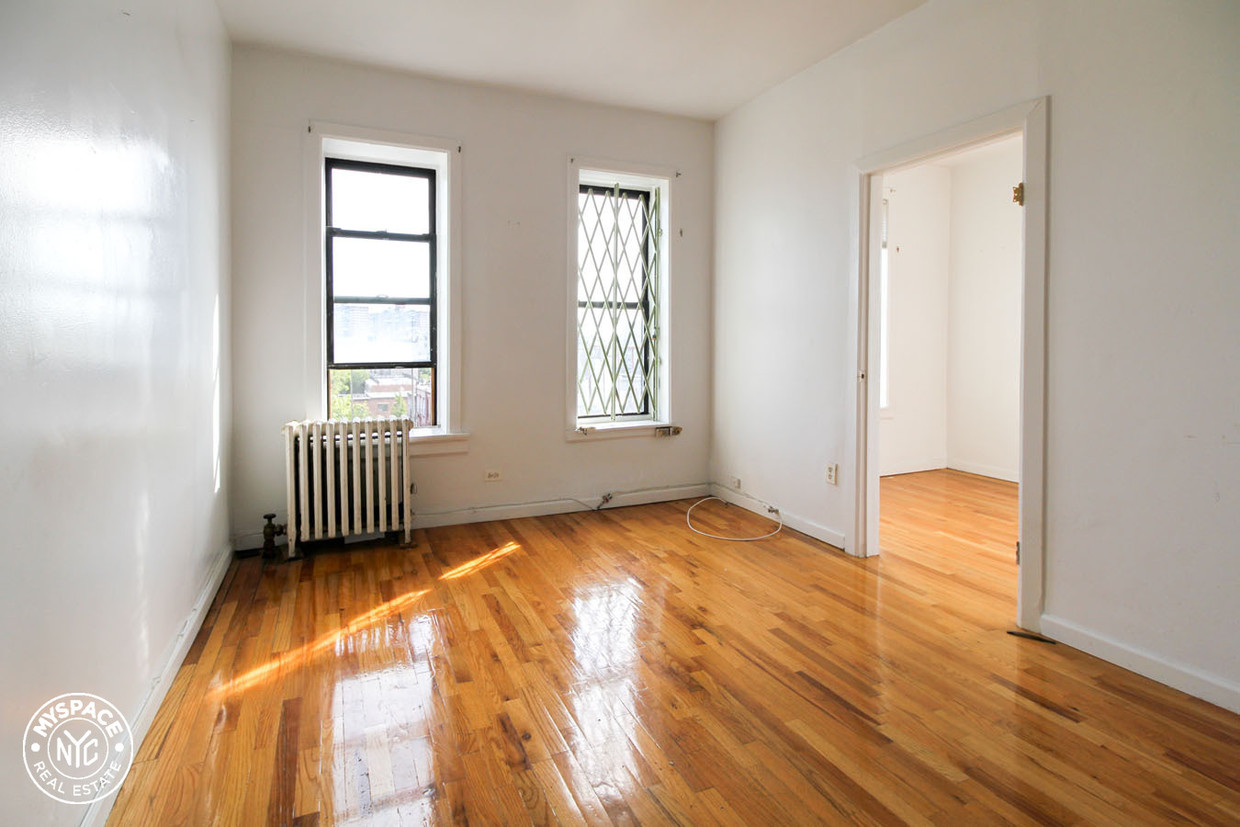 Primary Photo - 322 Rodney St