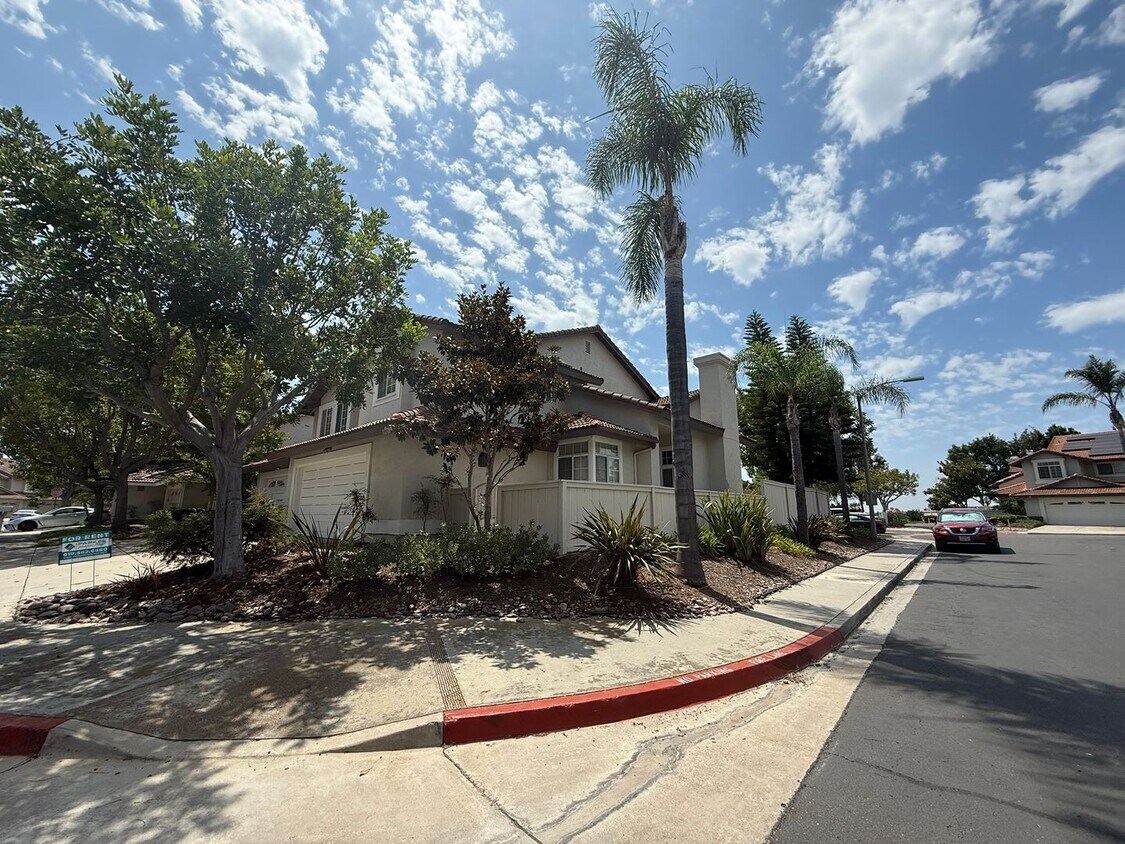 Primary Photo - LOCATION LOCATION!! 4BR/3BA Townhome in De...