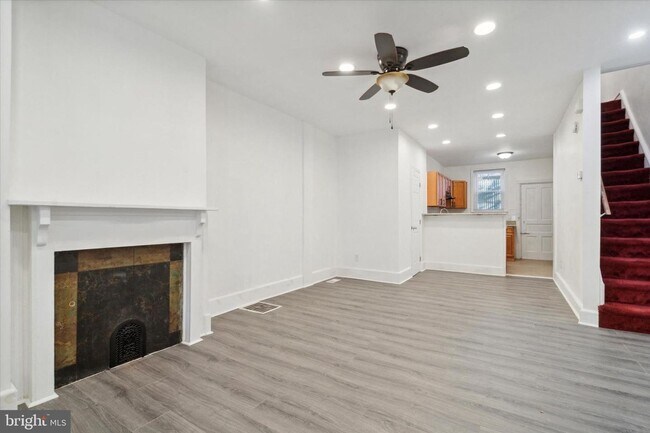 Foto del edificio - Charming 2-Bedroom Home with Private Yard ...