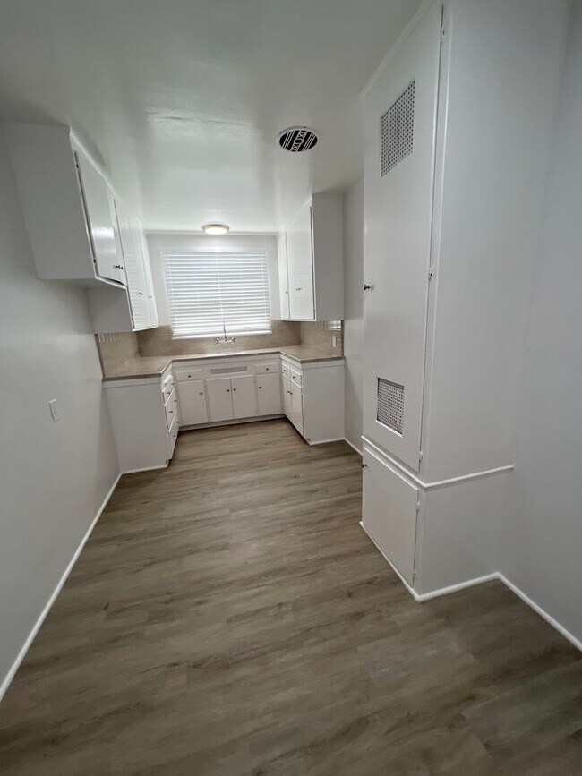 Foto del edificio - BEAUTIFUL 1 BEDROOM 1 BATH DOWNSTAIRS UNIT IN SHORT DISTANCE TO BELMONT SHORE