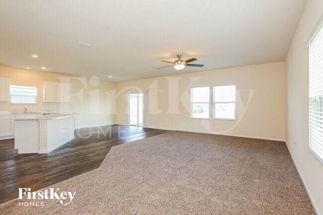 Building Photo - 2587 Beachview Dr