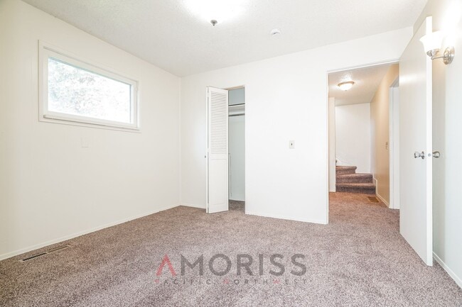 Building Photo - Spacious, clean, updated home ready now! $200 Off First Month´s Full Rent