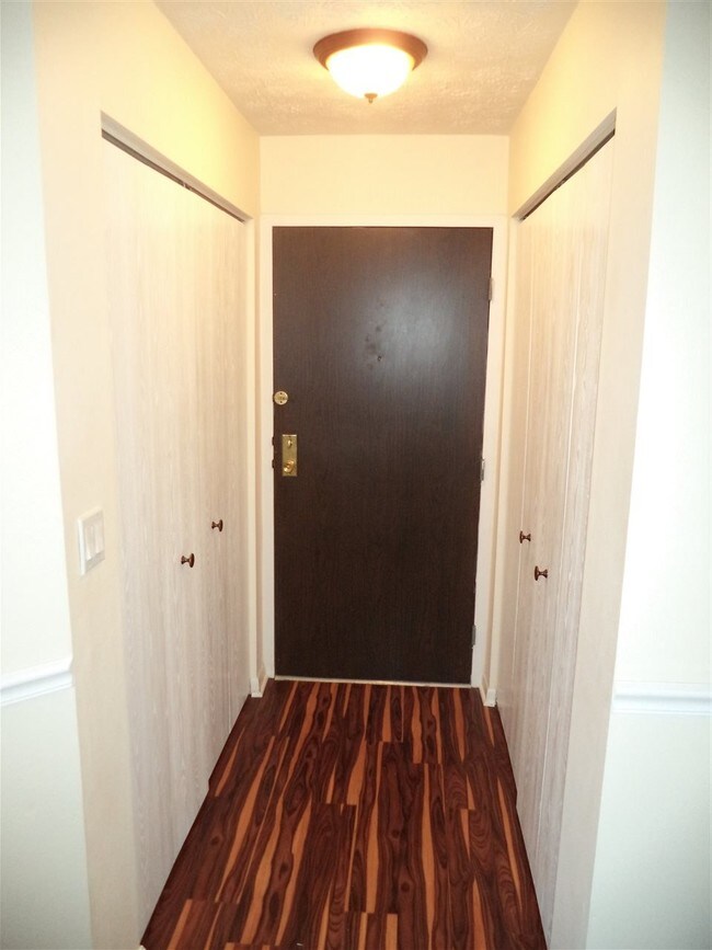 Building Photo - 10 Woodland Hills Dr