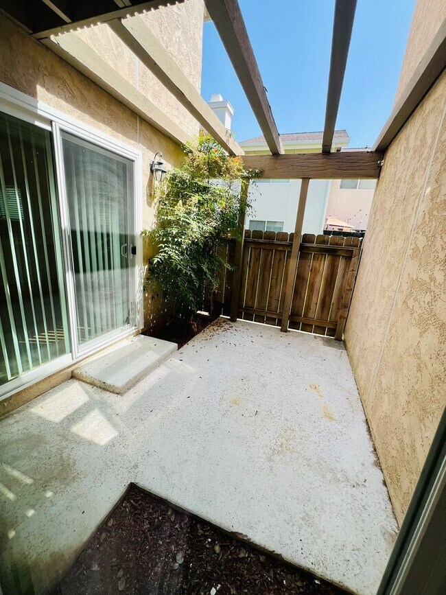 Building Photo - 4 Bedroom 2.5 Bath House in Quiet Neighbor...
