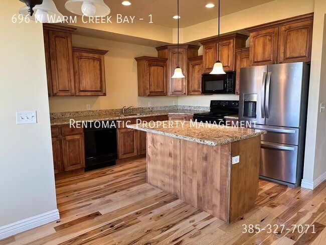 Building Photo - 696 W Warm Creek Bay